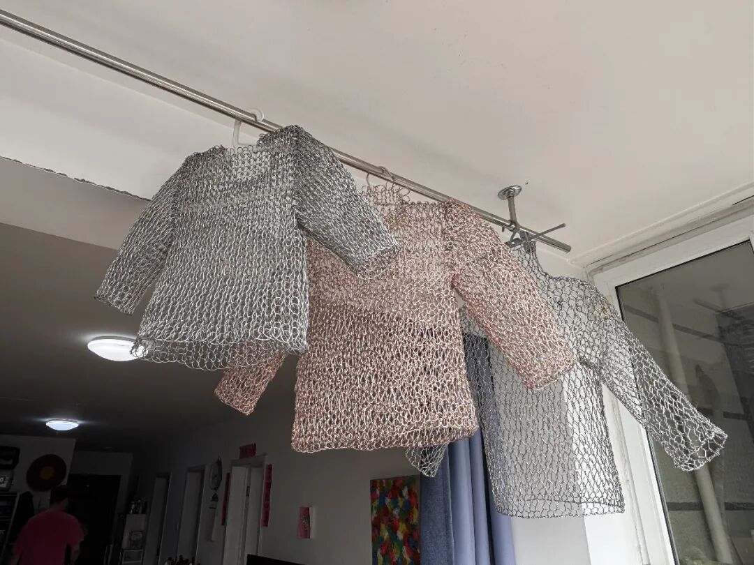 缺席的在场:一部被取代身体主体的|白晶《KnittingSweaters(织毛衣)》系列作品