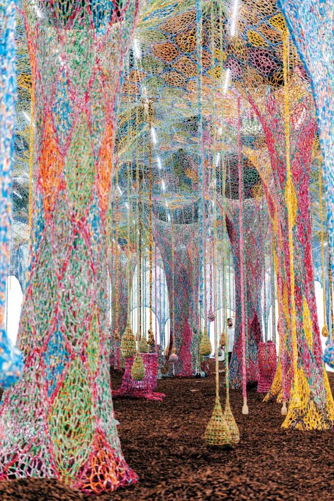 日本女艺术家盐田千春：一部记忆在｜巴西艺术家埃内斯托内托（ErnestoNeto）作品