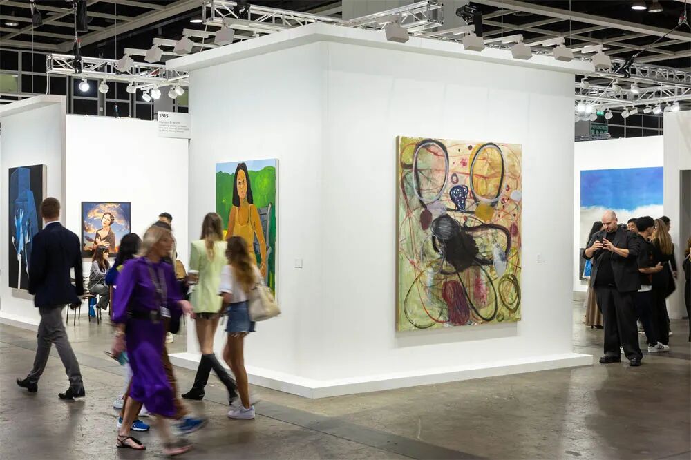 艺术圈是怎么一步步把艺术批评家“|某一届的巴塞尔艺术展现场