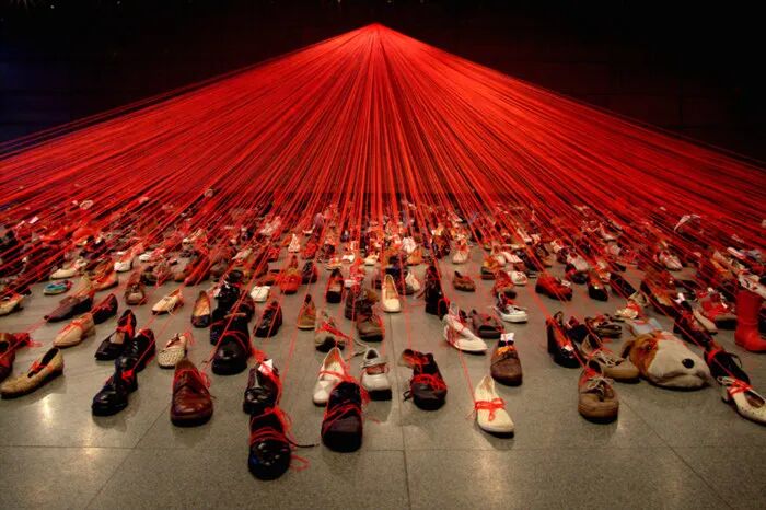 日本女艺术家盐田千春：一部记忆在｜《对话DNA》，2004