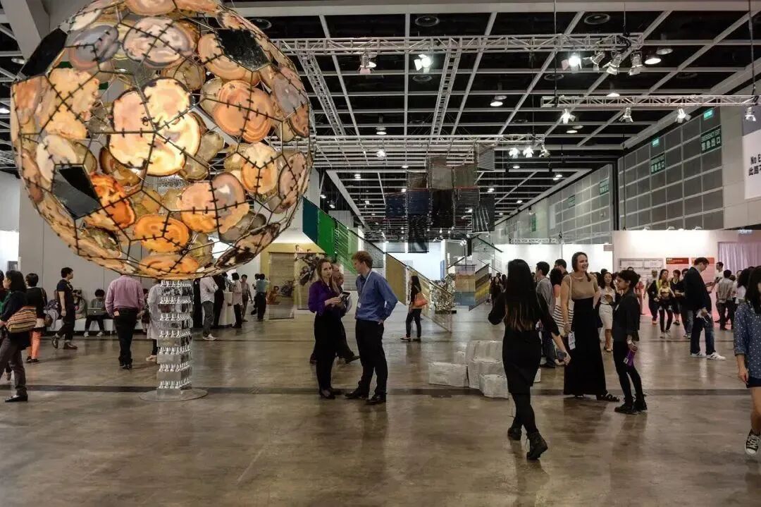 艺术圈是怎么一步步把艺术批评家“|某届巴塞尔艺术展(图片来自网络)