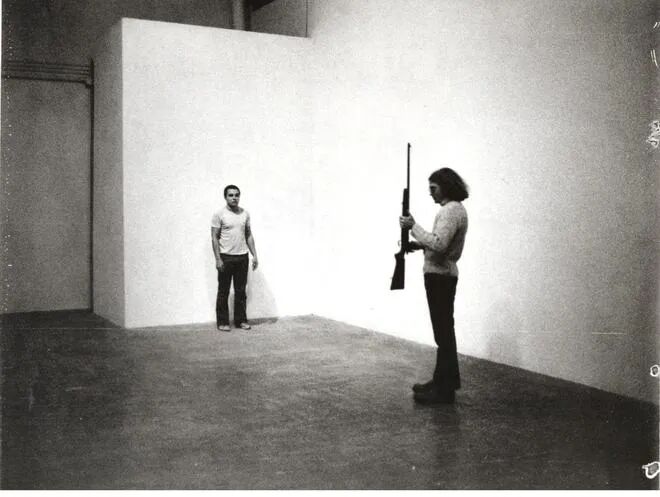 日本女艺术家盐田千春：一部记忆在｜美国艺术家克里斯伯顿（ChrisBurden）作品《射击》现场