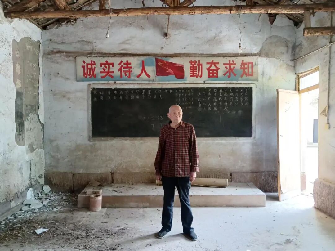 从“荒寒”到“废墟”:传统精神在|艺术家父亲近照(拍摄时值2025年栗树坝李家祠堂重建之时)