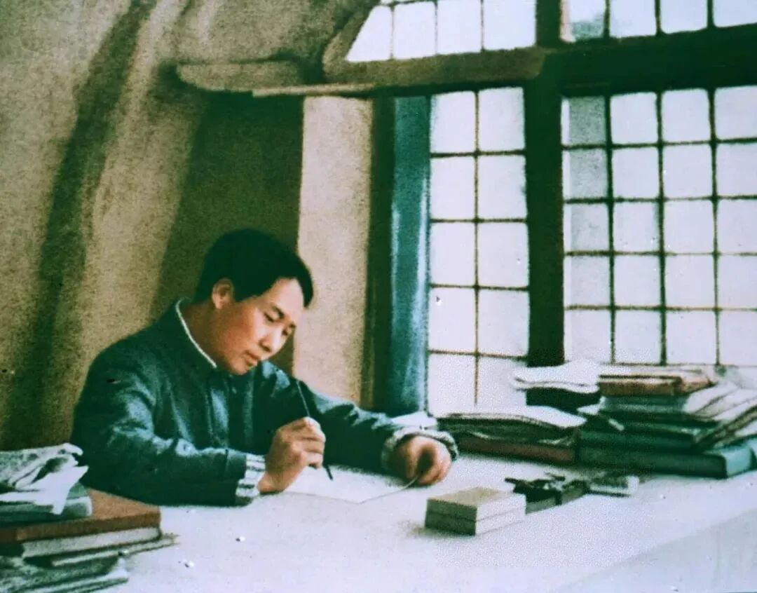 “大我”之境:毛泽东思想对中国当|1938年,毛泽东在窑洞撰写《论持久战》