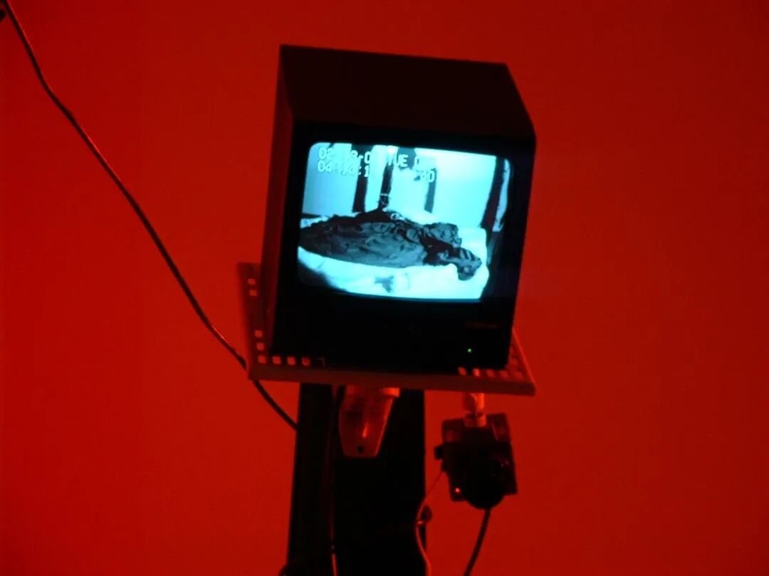 监控社会:当代艺术如何撕开“全景|《监视床III》展览现场1994年作
