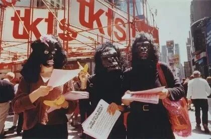 日本反战女艺术家嶋田美子:以“身|美国女权主义艺术团体“游击队女孩”(GuerrillaGirls)