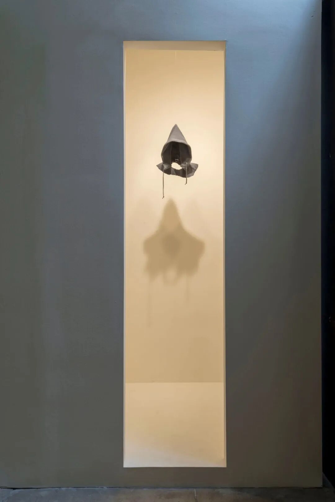 缺席的在场:一部被取代身体主体的|非裔美国艺术家大卫·哈蒙斯《卫衣帽》